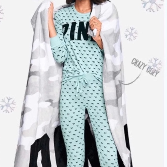 PINK Victoria’s Secret Camo Sherpa Fleece Blanket Gray White with Black Logo - Picture 3 of 3